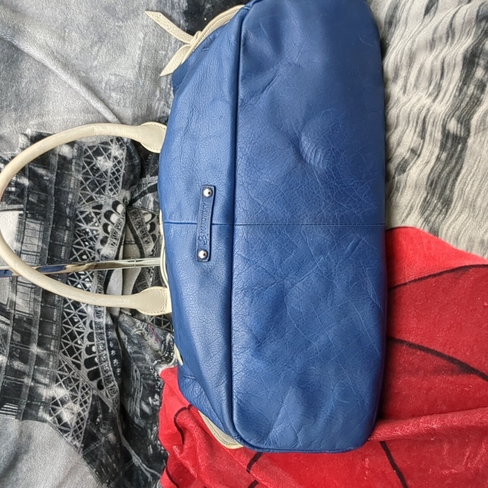 B makowsky blue and cream leather purse - Picture 15 of 15